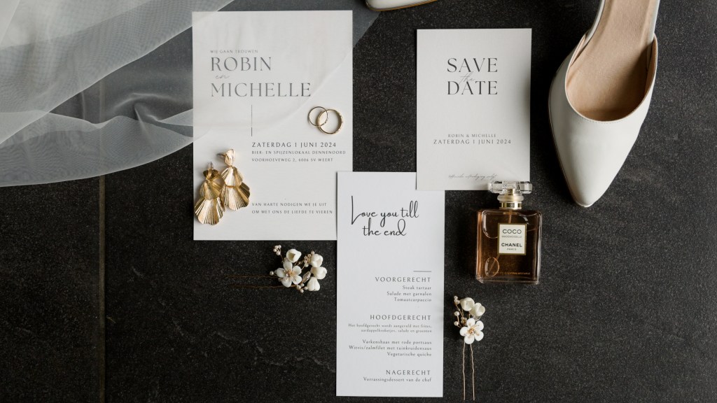Flat-lay voor een trouwfilm van een high-end bruiloft 