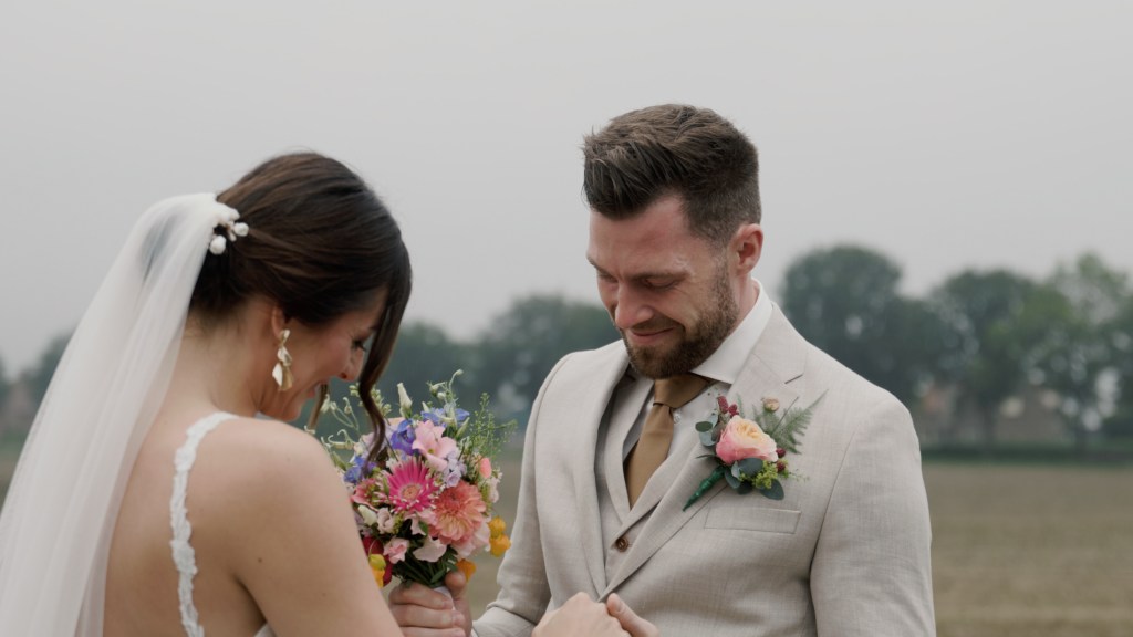 Bruidegom die zijn bruid voor de eerste keer ziet op hun bruiloft