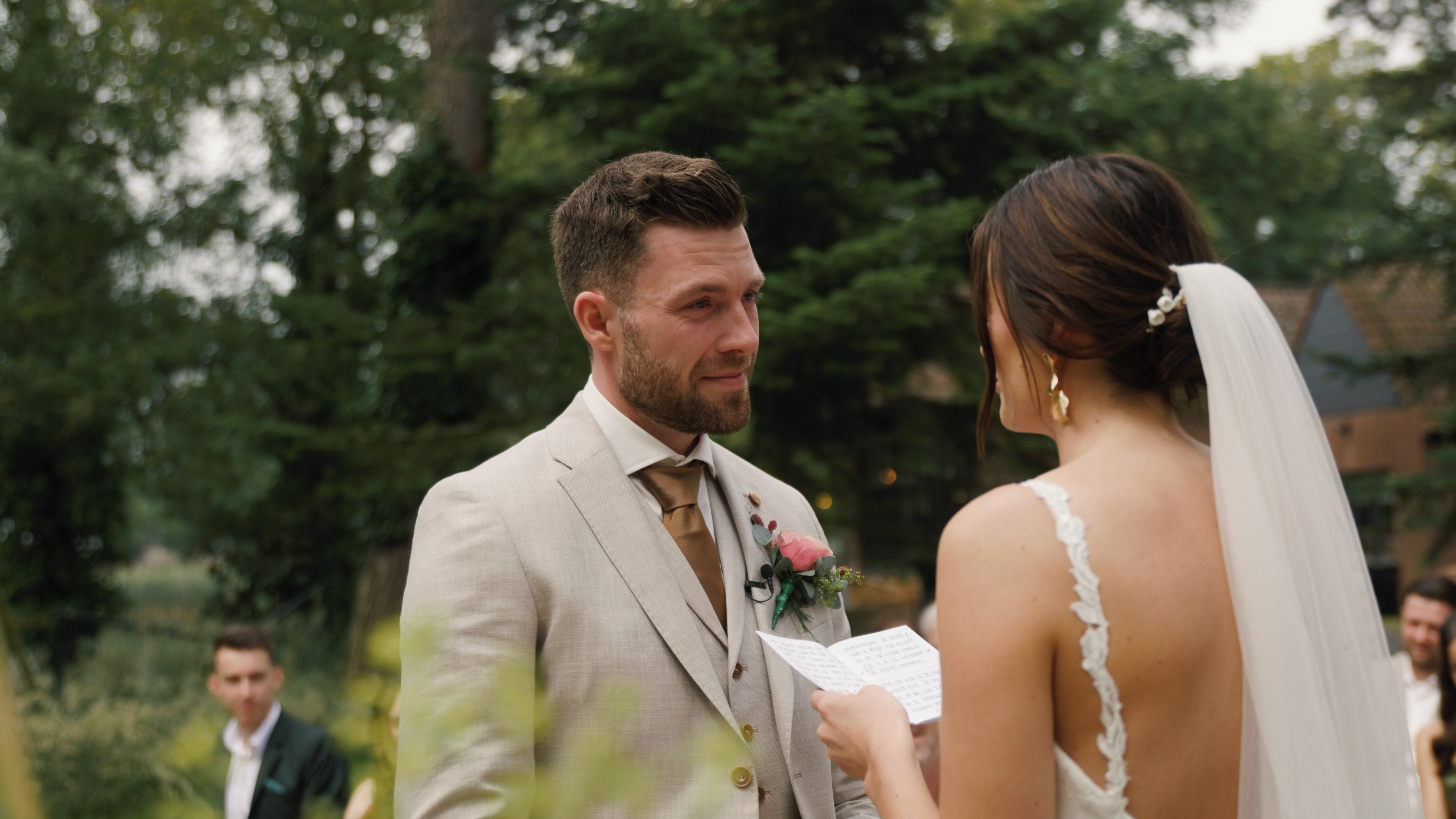 Bruidegom die geëmotioneerd raakt door de geloftes van zijn vrouw