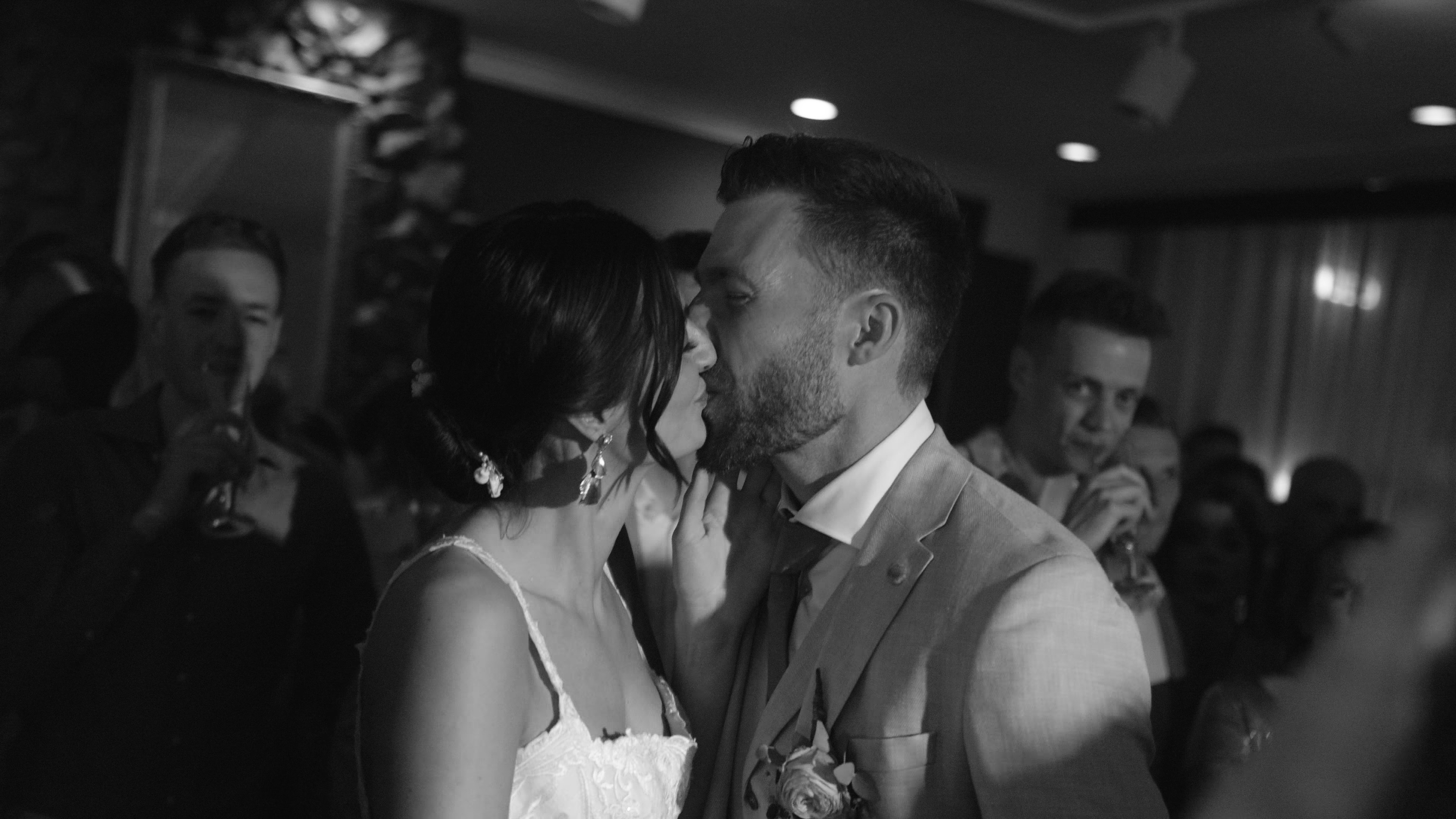 Bruidspaar dat kust op het feest van hun bruiloft