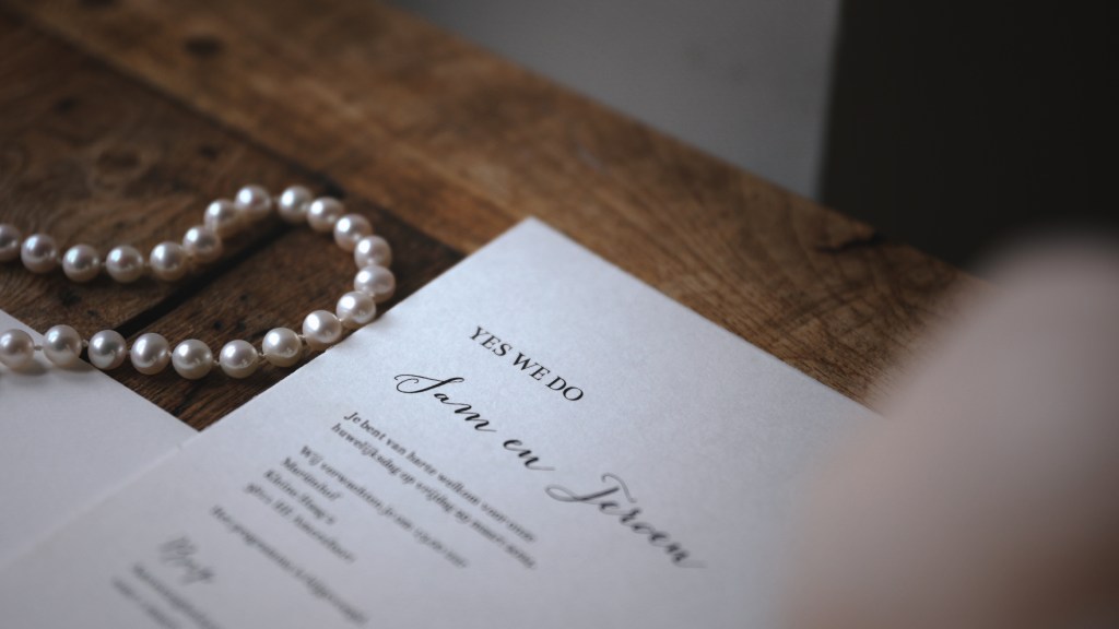 Een trouwfilm shot van een trouw uitnodiging 