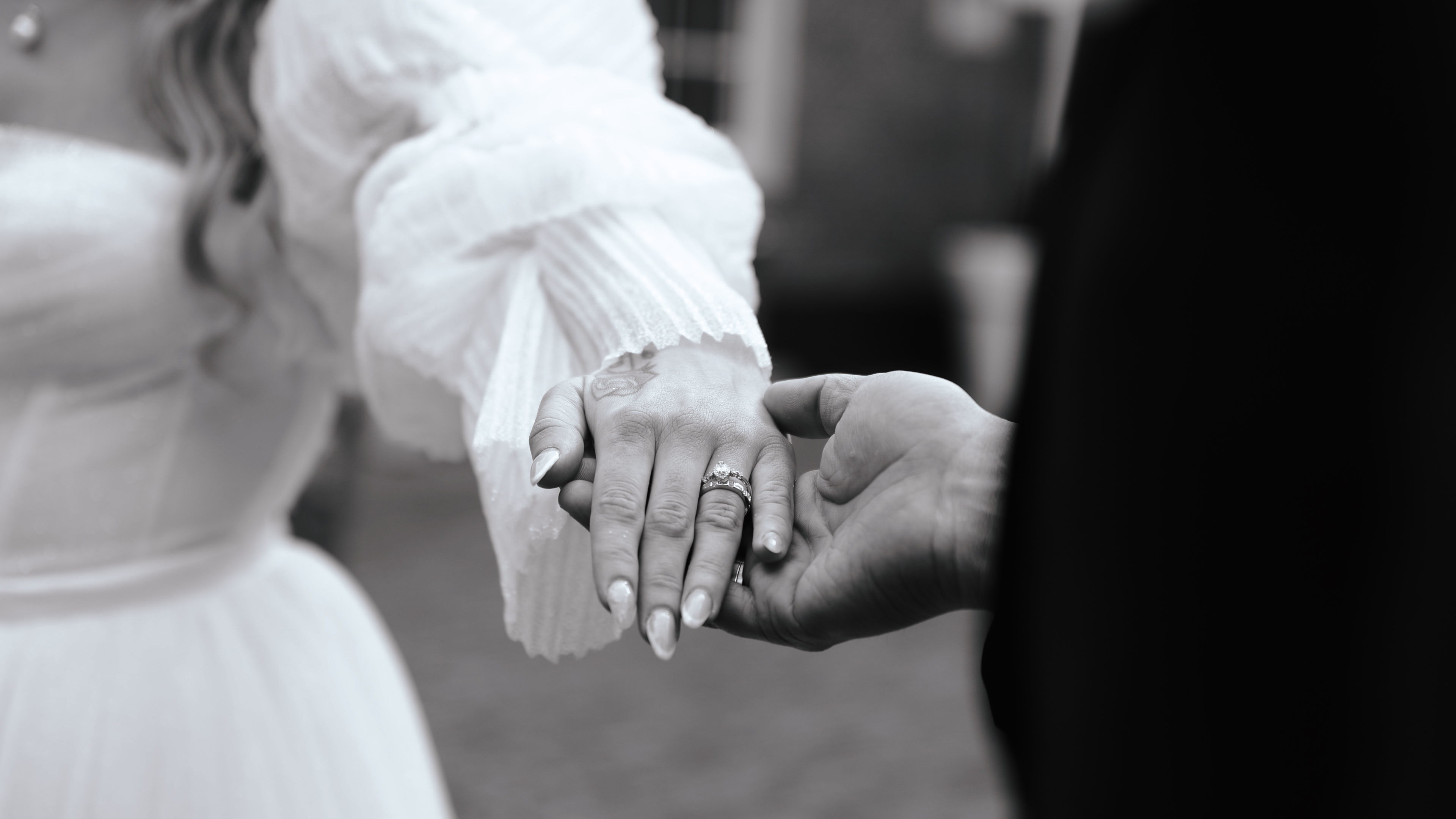 Shot van de trouwringen uit een trouwfilm