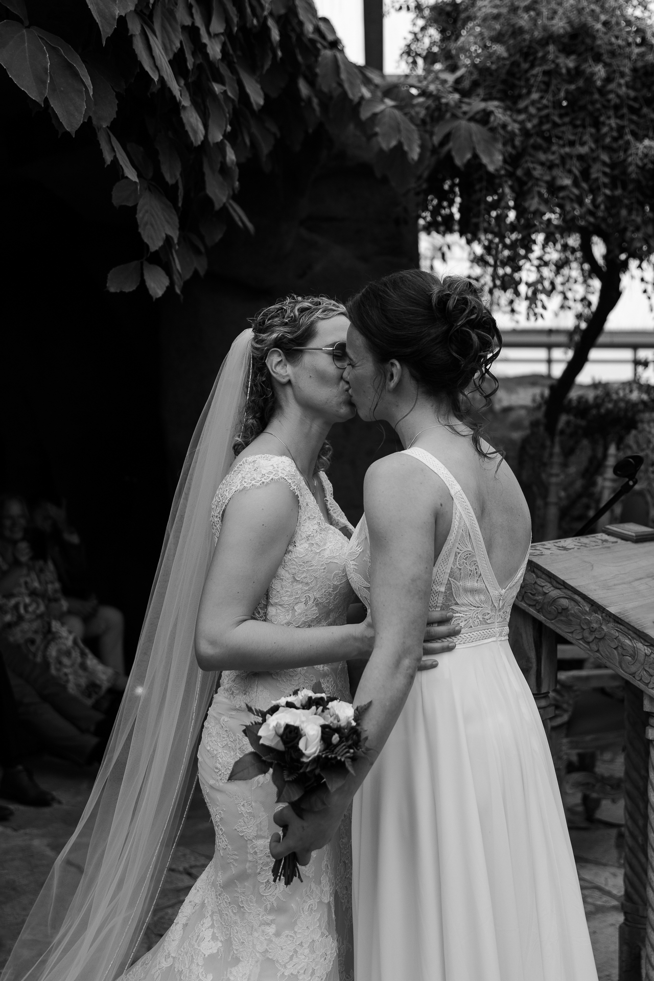 Kussende bruiden tijdens de ceremonie