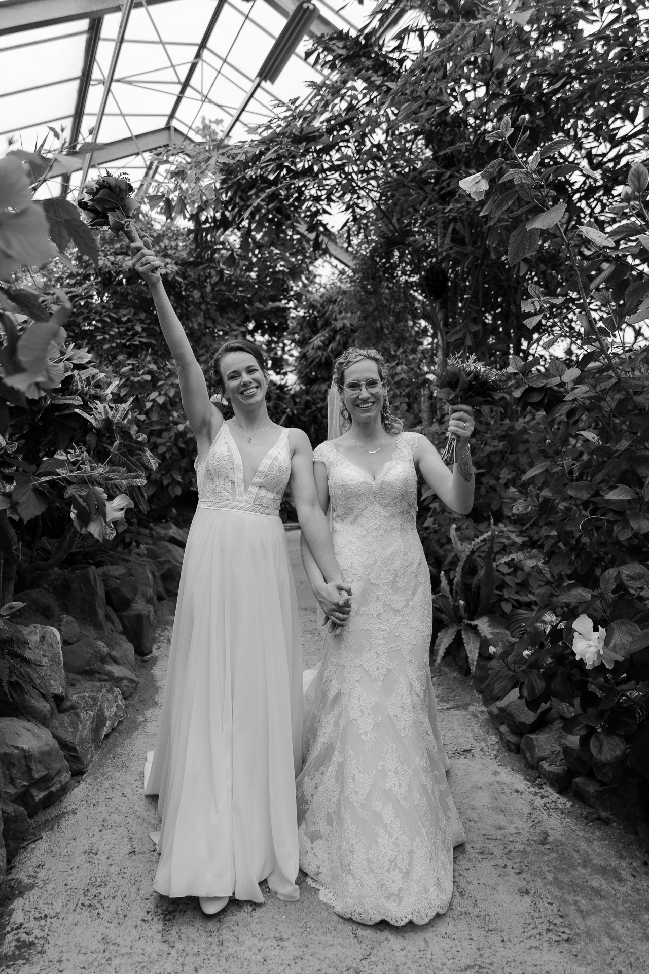 Bruidspaar wandelend naar de camera toe op trouwdag